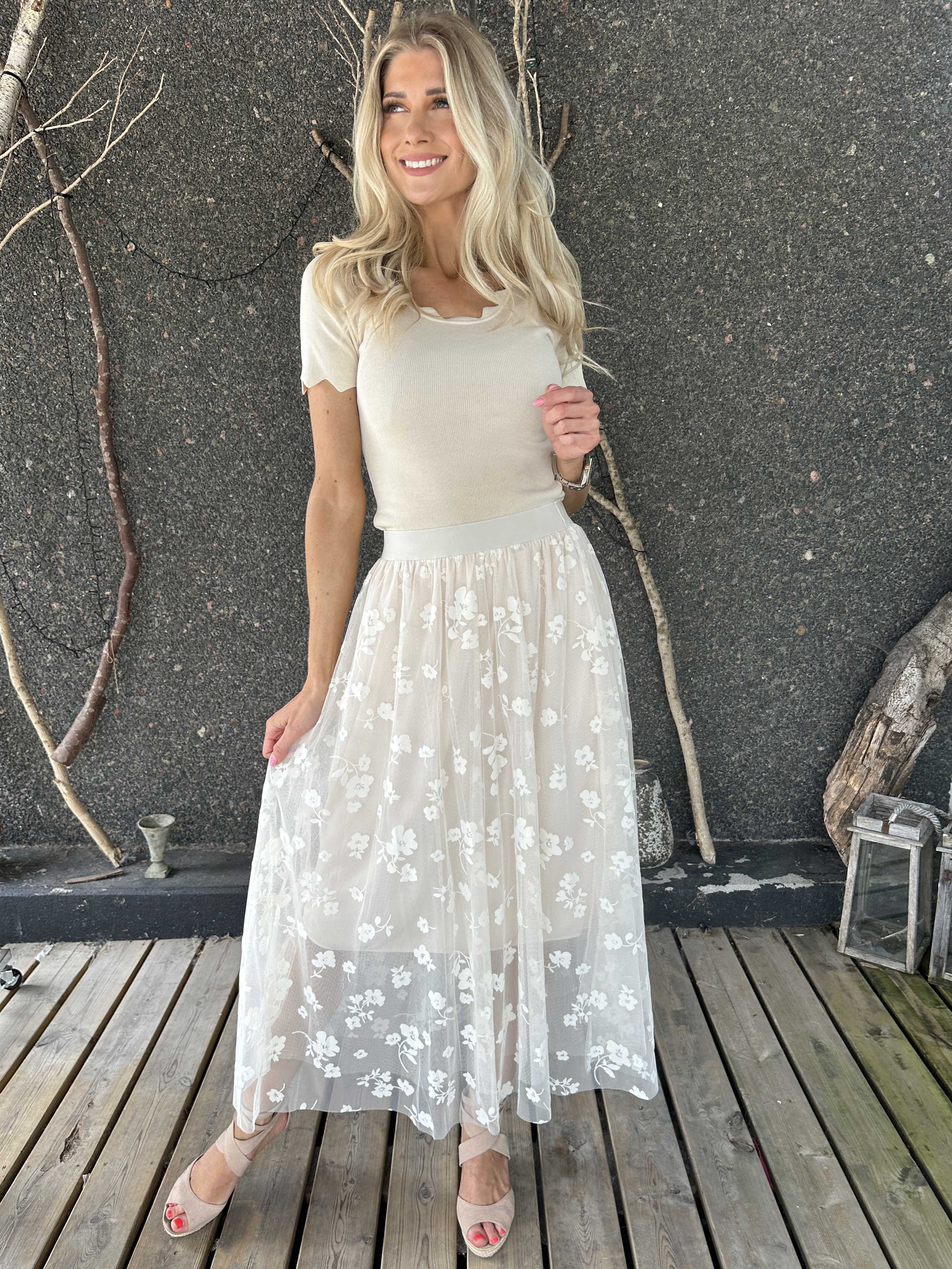 Aella - Lång kjol med blommig tyll